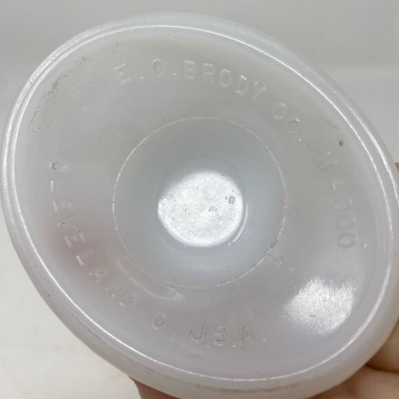 Milk glass vase oval pedestal EO Brody vintage Made in USA 5” - Picture 5 of 8
